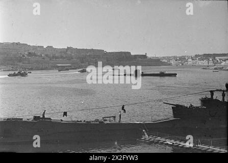 U-BOOTE UND U-BOOT-OFFIZIERE. 25. FEBRUAR 1943, MALTA. - MTB's und U-Boote im Hafen von Valletta Stockfoto