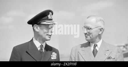 BESUCH VON PRÄSIDENT TRUMAN. 2. AUGUST 1945 AN BORD DER HMS RENOWN IN PLYMOUTH. DER PRÄSIDENT DER VEREINIGTEN STAATEN, HARRY TRUMAN, BESUCHTE GROSSBRITANNIEN ZUM ERSTEN MAL UND WURDE VON HM THE KING AN BORD DER HMS RENOWN IN PLYMOUTH GETROFFEN. - Präsident Truman mit dem König Stockfoto