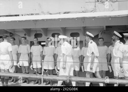 C IN C OST-FLOTTE BESUCHT SEINE SCHIFFE. 2. OKTOBER 1944, COLOMBO, CEYLON. ADMIRAL SIR BRUCE FRASER, GCB, KBE, KOMMANDEUR DER CHIEF EASTERN FLOTTE, BESUCHTE ZUM ERSTEN MAL SCHIFFE UNTER SEINEM KOMMANDO, DARUNTER SCHIFFE DER ROYAL INDIAN NAVY, UND INSPIZIERTE OFFIZIERE UND MÄNNER. ZU DEN BESUCHTEN SCHIFFEN GEHÖRTE DIE CARNATIC DER ROYAL INDIAN NAVY. - Admiral Fraser an Bord der HMS FLAMINGO inspiziert einige der Schiffsgesellschaften, einschließlich Able Seaman Edwin Hall of Garton, Manchester; Able Seaman Eric Whyment aus New Moston, Manchester; Able Seaman Joseph Paton aus Dundee; Able Seaman George Beckett aus Pockling Stockfoto