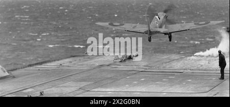 LUFTWAFFENVERSUCHE DER FLOTTE, AN BORD DER HMS SIEGREICH. 23-25. SEPTEMBER 1942. - Ein Seafire verlässt den Gaspedal Stockfoto