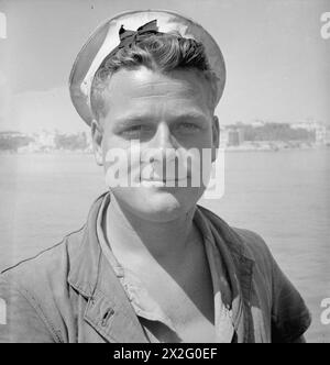 MINENRÄUMUNG VOR ANZIO. MAI 1944, AN BORD DER HMMS 88 UNTER DEM KOMMANDO VON LIEUTENANT J G SCOTT, RNR. SIE SUCHT NACH AKUSTISCHEN UND MAGNETISCHEN MINEN VOR ANZIO. - Seaman Gunner L Jones aus Tottenham, London, hat 2 Jahre Dienst bei der Navy Stockfoto