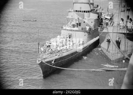 DAKAR BETRIEB. SEPTEMBER 1940 AN BORD DER SS WESTLAND AUF SEE. - Waschtag an Bord des französischen Sloop COMMANDANT DUBOC Stockfoto