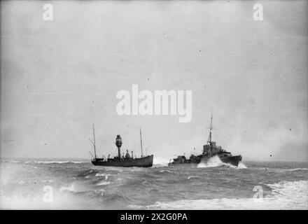 ZERSTÖRER AUF SEE. OKTOBER 1940, AN BORD DER HMS INTREPID, AUF SEE VOR GRIMSBY. - Der Zerstörer HMS JERSEY umrundet das Humber Lightship Stockfoto