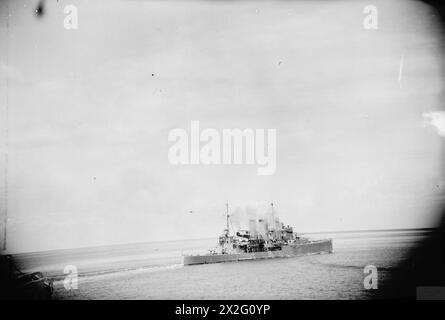 HMS Exeter, ein Zerstörer der Royal Navy, feuerte am 14-15. Februar 1942 während des Pazifikfeldzugs auf japanische Flugzeuge, die einen Konvoi in der Bangka-Straße angreifen. Stockfoto
