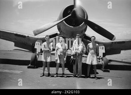 WIR SERVIEREN MIT DEN ERHABENEN. APRIL 1945, AN BORD DES BRITISCHEN FLUGZEUGTRÄGERS HMS ILLUSTROUS, DER IN OSTGEWÄSSERN EINGESETZT WIRD. - Lieut (A) Ein Booth-, RNVR-, West Kirby- und Wartungsteam. Von links nach rechts: AMO Basil Crawford, Mitcham, Surrey; AMA John McIntosh, Kirkaldy; ame John Buck, Kensington Stockfoto