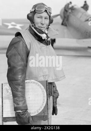 US-MARINEFLIEGER KOMMEN IN GROSSBRITANNIEN AN. APRIL 1942: ROYAL MARINEFLUGSTATION HATSTON. VIER GESCHWADER VON US NAVY, BESTEHEND AUS 9 DOUGLAS TBD DEVASTATOR TORPEDOBOMBERN, 9 GRUMMAN F4F WILDCAT JAGDFLUGZEUGEN UND 29 VOUGHT SB2U VINDICATOR SCOUT BOMBERN, KAMEN IN HATSTON AN, UM MIT DER FLOTTENLUFTWAFFE ZUSAMMENZUARBEITEN. MIT IHNEN SIND 65 US-MARINE-PILOTEN UND 200 ODD-RADIOMEN, LUFTWAFFENSCHÜTZER UND RESERVEN. - Lieutenant R Ware aus New Mexico, Pilot eines Vought SB2U Vindicator Scout Bombers Stockfoto