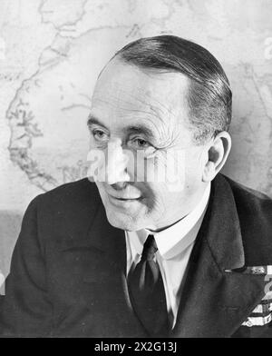 DER KOMMANDANT VON CHIEF WESTERN NÄHERT SICH ADMIRAL SIR MAX K HORTON, KCB, DSO. 21. JULI 1943, DERBY HOUSE. - , Stockfoto