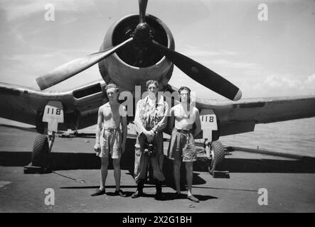 WIR SERVIEREN MIT DEN ERHABENEN. APRIL 1945, AN BORD DES BRITISCHEN FLUGZEUGTRÄGERS HMS ILLUSTROUS, DER IN OSTGEWÄSSERN EINGESETZT WIRD. - Sub Lieut (A) J W Maybank, RNZNVR, von Blenhiem, und Wartungsteam. Von links nach rechts: AME John Cassidy, Glasgow; AMA C G Tombs, Swindon Stockfoto