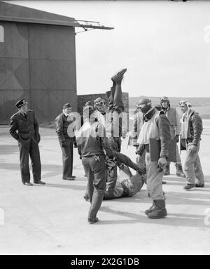 Vier Geschwader von US Navy, darunter Douglas TBD Devastator Torpedobomber, Grumman F4F Wildcat Fighters und Vought SB2U Vindicator Tauchbomber, trafen im April 1942 mit 65 Piloten und 200 Hilfspersonal auf der Royal Naval Air Station Hatston ein. Stockfoto