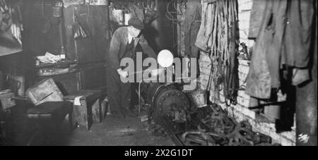 BRITISCHE WERFTARBEITER. FEBRUAR 1945, HERREN A R BROWN LTD, LIVERPOOL. - Testen eines Derrick-Blocks auf 16 Tonnen in der Testwerkstatt Stockfoto