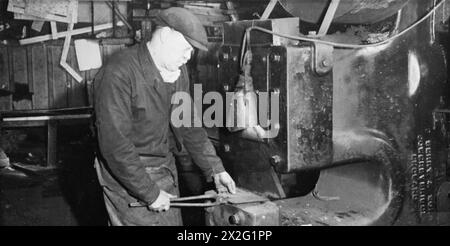 BRITISCHE WERFTARBEITER. FEBRUAR 1945, HERREN A R BROWN LTD, LIVERPOOL. - Scheren eines Tellers in der Kesselwerkstatt Scherpresse Stockfoto