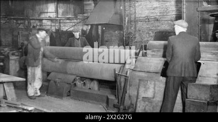 BRITISCHE WERFTARBEITER. FEBRUAR 1945, HERREN A R BROWN LTD, LIVERPOOL. - Ein Stück Platte in den Kesselwalzen Rollen Stockfoto