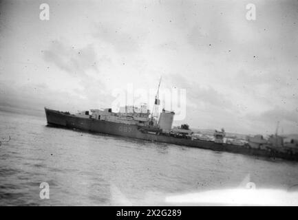 AKTION DER HM TRAWLER LADY SHIRLEY MIT DEUTSCHEM U-BOOT. SEPTEMBER 1941, AN BORD DER HMT LADY SHIRLEY, WÄHREND UND NACH DER AKTION. EIN GROSSES DEUTSCHES U-BOOT ERGAB SICH INFOLGE DER AKTION DER HMT-LADY SHIRLEY. DER TRAWLER WAR AUF PATROUILLE, ALS DAS U-BOOT AN DER OBERFLÄCHE GESICHTET WURDE. DAS U-BOOT TAUCHTE SOFORT UND DER TRAWLER GRIFF MIT TIEFENLADUNGEN AN. DIESE ZWANGEN DAS U-BOOT AN DIE OBERFLÄCHE UND SIE WURDE SOFORT VON DEN 4'-KANONEN UND MASCHINENGEWEHREN VON LADY SHIRLEY VERWICKELT. NACHDEM SIE VON MEHREREN 4' GRANATEN GETROFFEN WORDEN WAREN, ERGAB SICH DIE CREW DES U-BOOTES. DAS U-BOOT SANK. LADY SHIRLEY ERREICHTE GIBRALTAR MIT 44 Stockfoto