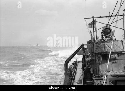 ZERSTÖRER AUF SEE. OKTOBER 1940, AN BORD DER HMS INTREPID, AUF SEE VOR GRIMSBY. - In der Reihe nach vorne Stockfoto