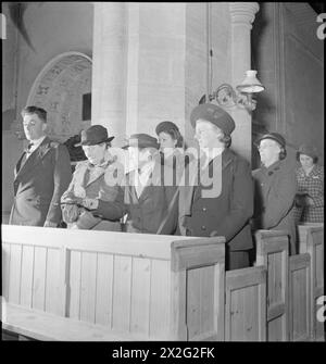 DORFKIRCHE: ALLTAG IN UFFINGTON, BERKSHIRE, ENGLAND, Großbritannien, 1944 - während des Evensong in der Church of St Mary the Virgin, Uffington, Berkshire, wird der Sammelbeutel an die Gemeinde weitergegeben Stockfoto