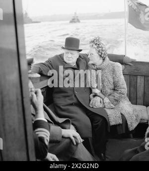 DER PREMIERMINISTER BESUCHT das LONDONER DOCK - Ein Foto von Herrn und Frau Churchill während der Reise auf der Themse Churchill, Clementine Ogilvy Spencer, Churchill, Winston Leonard Spencer Stockfoto