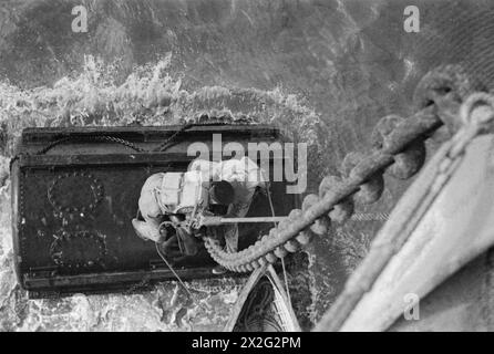 ZERSTÖRER AUF SEE UND IN BEWEGUNG. AUGUST 1940 AN BORD DER HMS KELVIN. - Kabel an Boje gesichert Stockfoto