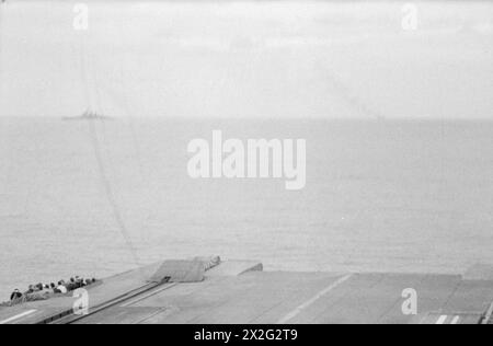 An Bord der HMS Ark Royal wird im April 1941 ein von Deutschland erobertes Schiff während des Flugzeugbetriebs der Fleet Air Arm in Brand gesetzt. Stockfoto