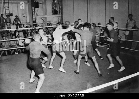 MIT EINEM BRITISCHEN ESCORT-TRÄGER IN OSTGEWÄSSERN. MAI 1945, AKTIVITÄTEN AN DER HMS EMPRESS. - "Torpedomen" und "Quarterdeckmänner". Nach einem hart umkämpften Wettkampf bewies der Torpedomen die Sieger. Von links nach rechts: Signalgeber T Fletcher aus Preston, Lancashire; führender Seaman R Jones aus Allerton, Liverpool; führender Seaman W S Evans aus Pontardulais, Südwales; führender Seaman C E Turner aus Canton, Cardiff; Able Seaman Colbourne aus Blackhill, Durham; Able Seaman J Reynolds aus Aberdare, Glamorgan; Petty Officer T Jordan aus Swilley, Plymouth; Able Seaman F Adamson aus Belfast; Petty Officer G T Boyd, DSM Stockfoto