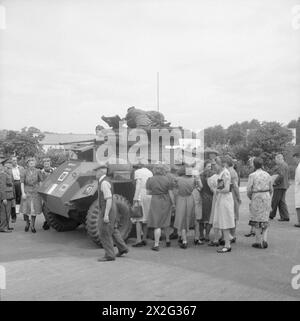 Ein Foto vom 24. Juli 1942, das Fabrikarbeiter von Killinger & Co. In Kent zeigt, versammelte sich um einen Panzerwagen von Humber der 27. Lancers, 11. Panzerdivision. Die Fabrik produzierte Komponenten für die britische Armee. Stockfoto