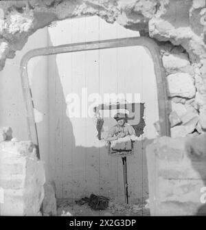 Cecil Beaton fotografierte 1942 die Ruinen von Tobruk, Libyen, während er den Nahen Osten während des Krieges dokumentierte. Stockfoto