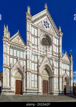 Florenz, Italien - 4. April 2024: Kirche Santa Croce, gotische Fassade der Basilika am klaren blauen Himmel. Es ist die größte Franziskanerbasilika Stockfoto