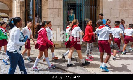 Eine Gruppe kubanischer Kinder geht in Uniform zur Schule Stockfoto