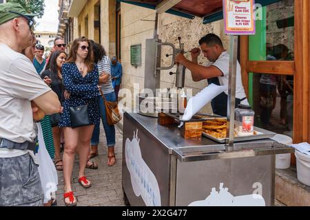 Die Leute stellen sich auf, um Churros im alten havanna zu kaufen Stockfoto