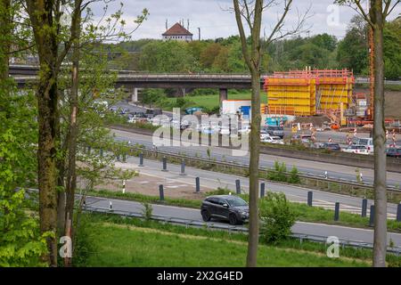 Duisburg, Nordrhein-Westfalen, Deutschland - Stau auf der Autobahn A40 am Kreuz Kaiserberg. Der viel befahrene Bereich mit den Autobahnen A40 und A3 wird jahrelang saniert und ausgebaut. Es gibt dort immer wieder Sperrungen oder Einschraenkungen für Autofahrer. Duisburg Nordrhein-Westfalen Deutschland *** Duisburg, Nordrhein-Westfalen, Deutschland Verkehrsstau auf der Autobahn A40 am Knoten Kaiserberg wird das stark frequentierte Gebiet mit den Autobahnen A40 und A3 renoviert und erweitert seit Jahren gibt es immer noch Sperrungen oder Einschränkungen für Fahrer Duisburg Nordrhein-Westfalen Deutschland Stockfoto