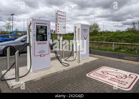 Ladestation für Elektrofahrzeuge mit Ladestationen, die nicht von Autos verwendet werden. Diese Station ist Teil des Instavolt-Netzwerkes von Ladestationen. Stockfoto