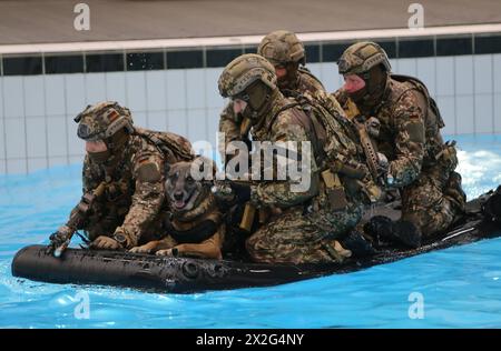 Ein Kommandotrupp des Kommandos Spezialkräfte KSK im Wasserbecken in der Ausbildungshalle mit einem mitgeführten Diensthund. Bundeskanzler Olaf Scholz besucht das Kommando Spezialkräfte KSK am 05. März 2024 in Calw. Calw Baden-Württemberg Deutschland *** Eine Kommandoeinheit des Sondereinsatzkommandos KSK im Wasserbecken in der Trainingshalle mit einem Diensthund Bundeskanzler Olaf Scholz besucht das Sondereinsatzkommando KSK am 05. März 2024 in Calw Calw Baden-Württemberg Stockfoto