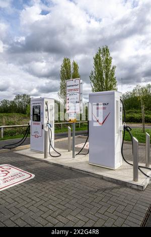 Ladestation für Elektrofahrzeuge mit Ladestationen, die nicht von Autos verwendet werden. Diese Station ist Teil des Instavolt-Netzwerkes von Ladestationen. Stockfoto