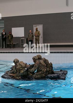 Ein Kommandotrupp des Kommandos Spezialkräfte KSK im Wasserbecken in der Ausbildungshalle mit einem mitgeführten Diensthund. Dem Bundeskanzler Hintergrund wird der Ausbildungsabschnitt erläutert. Bundeskanzler Olaf Scholz besucht das Kommando Spezialkräfte KSK am 05. März 2024 in Calw. Calw Baden-Württemberg Deutschland *** Eine Kommandoeinheit des Sondereinsatzkommandos KSK im Wasserbecken in der Trainingshalle mit einem Diensthund an Bord der Trainingsstrecke wird dem Bundeskanzler Hintergrund erklärt Bundeskanzler Olaf Scholz besucht das Sondereinsatzkommando KSK am 05. März. 2024 Stockfoto