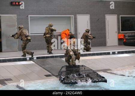 Ein Kommandotrupp des Kommandos Spezialkräfte KSK im Wasserbecken in der Ausbildungshalle mit einem mitgeführten Diensthund, welcher eine Person oranger Schutzanzug festsetzt. Bundeskanzler Olaf Scholz besucht das Kommando Spezialkräfte KSK am 05. März 2024 in Calw. Calw Baden-Württemberg Deutschland *** Eine Kommandoeinheit des Sonderkommandos KSK im Wasserbecken in der Trainingshalle mit einem Dienerhund, Bundeskanzler Olaf Scholz besucht am 05. März 2024 das Sonderkommando KSK in Calw Calw Baden Württemberg Stockfoto