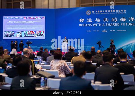 (240422) -- QINGDAO, 22. April 2024 (Xinhua) -- Ein Vertreter der chinesischen Marine hält eine Rede während des 19. Westpazifischen Marinesymposiums (WPNS) in Qingdao, ostchinesischer Provinz Shandong, 22. April 2024. Das 19. Westpazifische Naval Symposium (WPNS) wurde am Montag in der Hafenstadt Qingdao in der ostchinesischen Provinz Shandong eröffnet. Dies ist das zweite Mal, dass das WPNS in China stattfand, nachdem das Land die Veranstaltung erstmals 2014 ausrichtete. Delegationen aus 29 Ländern haben sich zu der diesjährigen Veranstaltung versammelt, bei der ein hochrangiges Symposium zum Thema "Ozeane mit gemeinsamer Zukunft" und eine Reihe von Sitzungen stattfanden Stockfoto