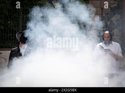 Jerusalem. April 2024. Ultra-orthodoxe Juden verbrennen gesäuerte Gegenstände vor dem jüdischen Pessach-Feiertag im Viertel MEA Shearim in Jerusalem am 22. April 2024. Quelle: Chen Junqing/Xinhua/Alamy Live News Stockfoto