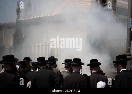 Jerusalem. April 2024. Ultra-orthodoxe Juden verbrennen gesäuerte Gegenstände vor dem jüdischen Pessach-Feiertag im Viertel MEA Shearim in Jerusalem am 22. April 2024. Quelle: Chen Junqing/Xinhua/Alamy Live News Stockfoto