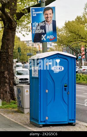 2024-04-22,Berlin,Europawahl,vom 6. bis 9. Juni 2024 wählen Sie die Bürgerinnen und Bürger der Europäischen Union EU zum zehnten Mal das Europäische Parlament. In Deutschland wird am Sonntag, 9. Juni 2024 gewählt.ein Plakat der Partei AfD Alexander Sell hängt über einen Dixi Klo *** 2024 04 22,Berlin,Europawahlen,vom 6. Bis 9. Juni 2024 wählen die Bürger der Europäischen Union zum zehnten Mal das Europäische Parlament in Deutschland, Wahlen finden am Sonntag, 9. Juni, statt. 2024 Ein Poster der AfD Alexander Sell Party hängt über einem porta-Töpfchen Stockfoto