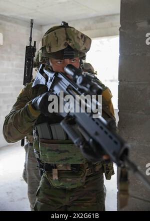 Bemowo Piskie, Polen. April 2024. Soldaten der spanischen Armee, die San Quintín Brigada Galicien zugeteilt wurden, führen eine Stapelformation bei einem städtischen Kampftraining während des Saber Strike 24 auf dem Bemowo Piskie Training Ground am 19. April 2024 in Bemowo Piskie, Polen, durch. Quelle: Sgt. Omar Joseph/US Army Photo/Alamy Live News Stockfoto