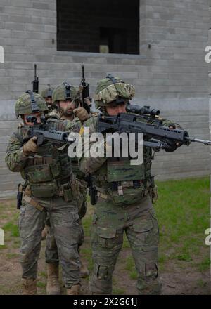 Bemowo Piskie, Polen. April 2024. Soldaten der spanischen Armee, die San Quintín Brigada Galicien zugeteilt wurden, führen eine Stapelformation bei einem städtischen Kampftraining während des Saber Strike 24 auf dem Bemowo Piskie Training Ground am 19. April 2024 in Bemowo Piskie, Polen, durch. Quelle: Sgt. Omar Joseph/US Army Photo/Alamy Live News Stockfoto