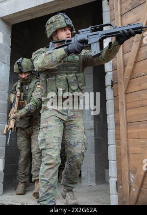 Bemowo Piskie, Polen. April 2024. Soldaten der spanischen Armee, die San Quintín Brigada Galicien zugeteilt wurden, führen eine Stapelformation bei einem städtischen Kampftraining während des Saber Strike 24 auf dem Bemowo Piskie Training Ground am 19. April 2024 in Bemowo Piskie, Polen, durch. Quelle: Sgt. Omar Joseph/US Army Photo/Alamy Live News Stockfoto