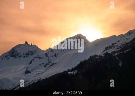 Ein glühender Sonnenuntergang hinter dem Gotthard in der Schweiz. Stockfoto