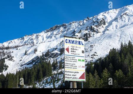 Lucomagno, Schweiz - 6. April 2024: Nordisches Skizentrum von Campra an der Straße des Lukmanier-Passes Stockfoto