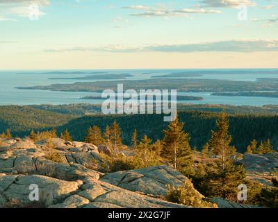 Blick auf den Sonnenuntergang vom Penobscot Mountain im Acadia National Park auf Mount Desert Island, Maine Stockfoto