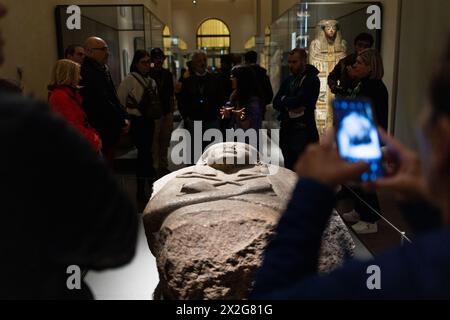 Besucher strömen in das Ägyptische Museum von Turin, trotz der vorübergehenden Schließung der Statuenräume. Das Museum beherbergt derzeit eine neue temporäre Ausstellung mit dem Titel „Towards the New Gallery of Kings“, die Statuen von Göttern und Pharaonen in der Galerie der Könige zeigt. Die Akademie der Wissenschaften und das Ägyptische Museum arbeiten zusammen, um den Gästen ein Erlebnis zu bieten, das die Geschichte des Museums bis zu seiner Gründung vor 200 Jahren zurückverfolgt. Die großen Skulpturen von Pharaonen und Gottheiten fanden ihren Weg nach Turin im Jahr 1823, zusammen mit Tausenden anderer Stücke aus der Drovetti colle Stockfoto