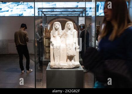 Besucher strömen in das Ägyptische Museum von Turin, trotz der vorübergehenden Schließung der Statuenräume. Das Museum beherbergt derzeit eine neue temporäre Ausstellung mit dem Titel „Towards the New Gallery of Kings“, die Statuen von Göttern und Pharaonen in der Galerie der Könige zeigt. Die Akademie der Wissenschaften und das Ägyptische Museum arbeiten zusammen, um den Gästen ein Erlebnis zu bieten, das die Geschichte des Museums bis zu seiner Gründung vor 200 Jahren zurückverfolgt. Die großen Skulpturen von Pharaonen und Gottheiten fanden ihren Weg nach Turin im Jahr 1823, zusammen mit Tausenden anderer Stücke aus der Drovetti colle Stockfoto