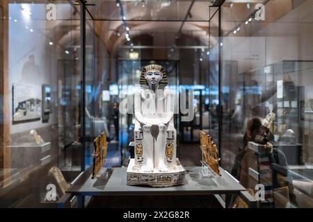 Besucher strömen in das Ägyptische Museum von Turin, trotz der vorübergehenden Schließung der Statuenräume. Das Museum beherbergt derzeit eine neue temporäre Ausstellung mit dem Titel „Towards the New Gallery of Kings“, die Statuen von Göttern und Pharaonen in der Galerie der Könige zeigt. Die Akademie der Wissenschaften und das Ägyptische Museum arbeiten zusammen, um den Gästen ein Erlebnis zu bieten, das die Geschichte des Museums bis zu seiner Gründung vor 200 Jahren zurückverfolgt. Die großen Skulpturen von Pharaonen und Gottheiten fanden ihren Weg nach Turin im Jahr 1823, zusammen mit Tausenden anderer Stücke aus der Drovetti colle Stockfoto