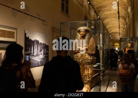 Besucher strömen in das Ägyptische Museum von Turin, trotz der vorübergehenden Schließung der Statuenräume. Das Museum beherbergt derzeit eine neue temporäre Ausstellung mit dem Titel „Towards the New Gallery of Kings“, die Statuen von Göttern und Pharaonen in der Galerie der Könige zeigt. Die Akademie der Wissenschaften und das Ägyptische Museum arbeiten zusammen, um den Gästen ein Erlebnis zu bieten, das die Geschichte des Museums bis zu seiner Gründung vor 200 Jahren zurückverfolgt. Die großen Skulpturen von Pharaonen und Gottheiten fanden ihren Weg nach Turin im Jahr 1823, zusammen mit Tausenden anderer Stücke aus der Drovetti colle Stockfoto