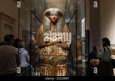 Besucher strömen in das Ägyptische Museum von Turin, trotz der vorübergehenden Schließung der Statuenräume. Das Museum beherbergt derzeit eine neue temporäre Ausstellung mit dem Titel „Towards the New Gallery of Kings“, die Statuen von Göttern und Pharaonen in der Galerie der Könige zeigt. Die Akademie der Wissenschaften und das Ägyptische Museum arbeiten zusammen, um den Gästen ein Erlebnis zu bieten, das die Geschichte des Museums bis zu seiner Gründung vor 200 Jahren zurückverfolgt. Die großen Skulpturen von Pharaonen und Gottheiten fanden ihren Weg nach Turin im Jahr 1823, zusammen mit Tausenden anderer Stücke aus der Drovetti colle Stockfoto