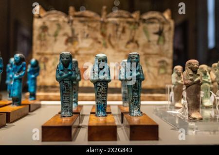 Besucher strömen in das Ägyptische Museum von Turin, trotz der vorübergehenden Schließung der Statuenräume. Das Museum beherbergt derzeit eine neue temporäre Ausstellung mit dem Titel „Towards the New Gallery of Kings“, die Statuen von Göttern und Pharaonen in der Galerie der Könige zeigt. Die Akademie der Wissenschaften und das Ägyptische Museum arbeiten zusammen, um den Gästen ein Erlebnis zu bieten, das die Geschichte des Museums bis zu seiner Gründung vor 200 Jahren zurückverfolgt. Die großen Skulpturen von Pharaonen und Gottheiten fanden ihren Weg nach Turin im Jahr 1823, zusammen mit Tausenden anderer Stücke aus der Drovetti colle Stockfoto